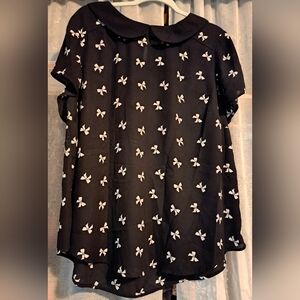 Torrid blouse black w/printed white bows, Peter Pan collar